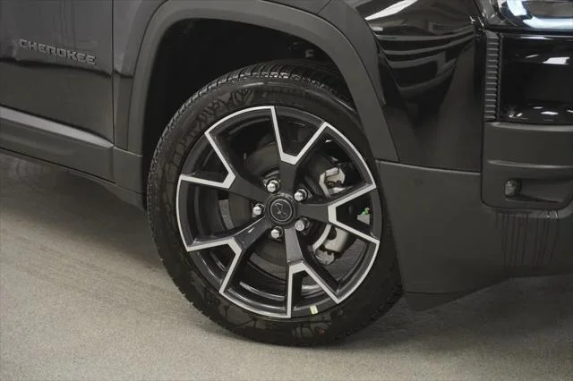 New 2026 Diamond Black Crystal Pearl-Coat Exterior Paint Jeep Overland image 4
