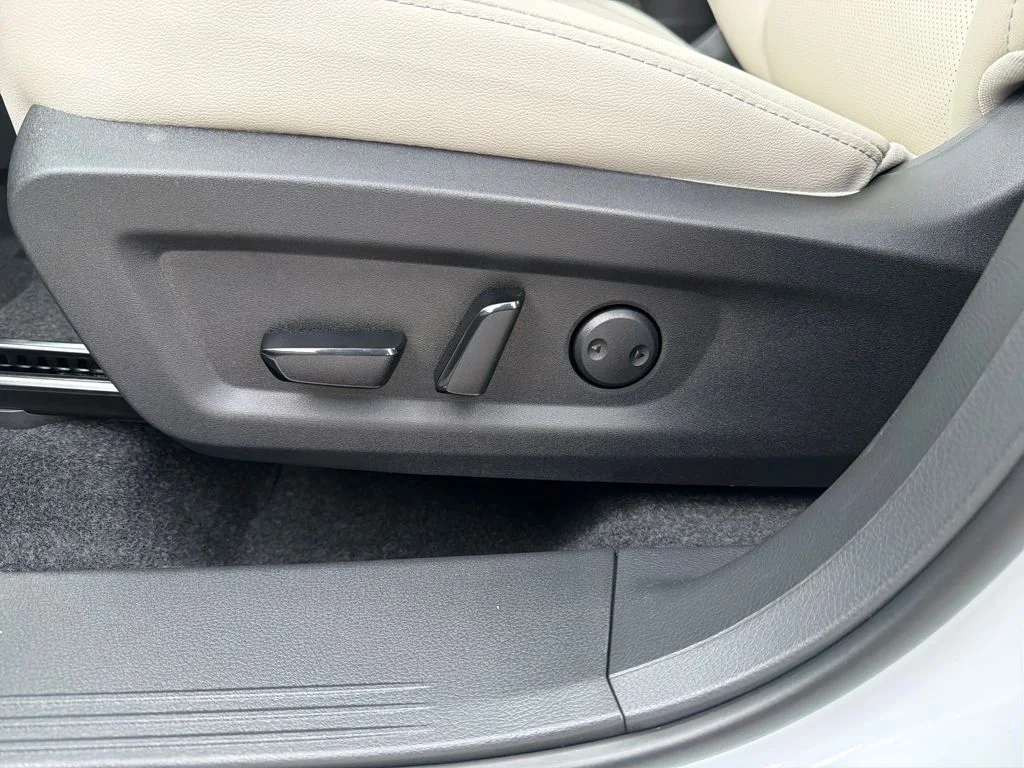 New 2026 White Nissan SL image 15