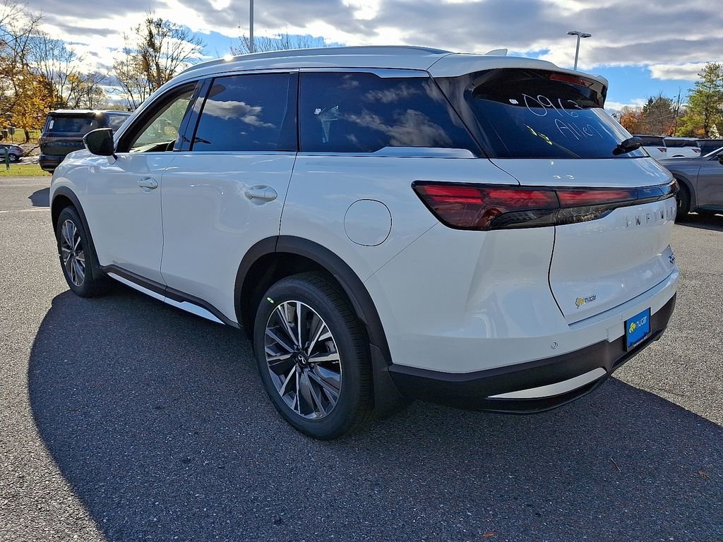New 2026 RADIANT WHITE INFINITI Luxe AWD image 3