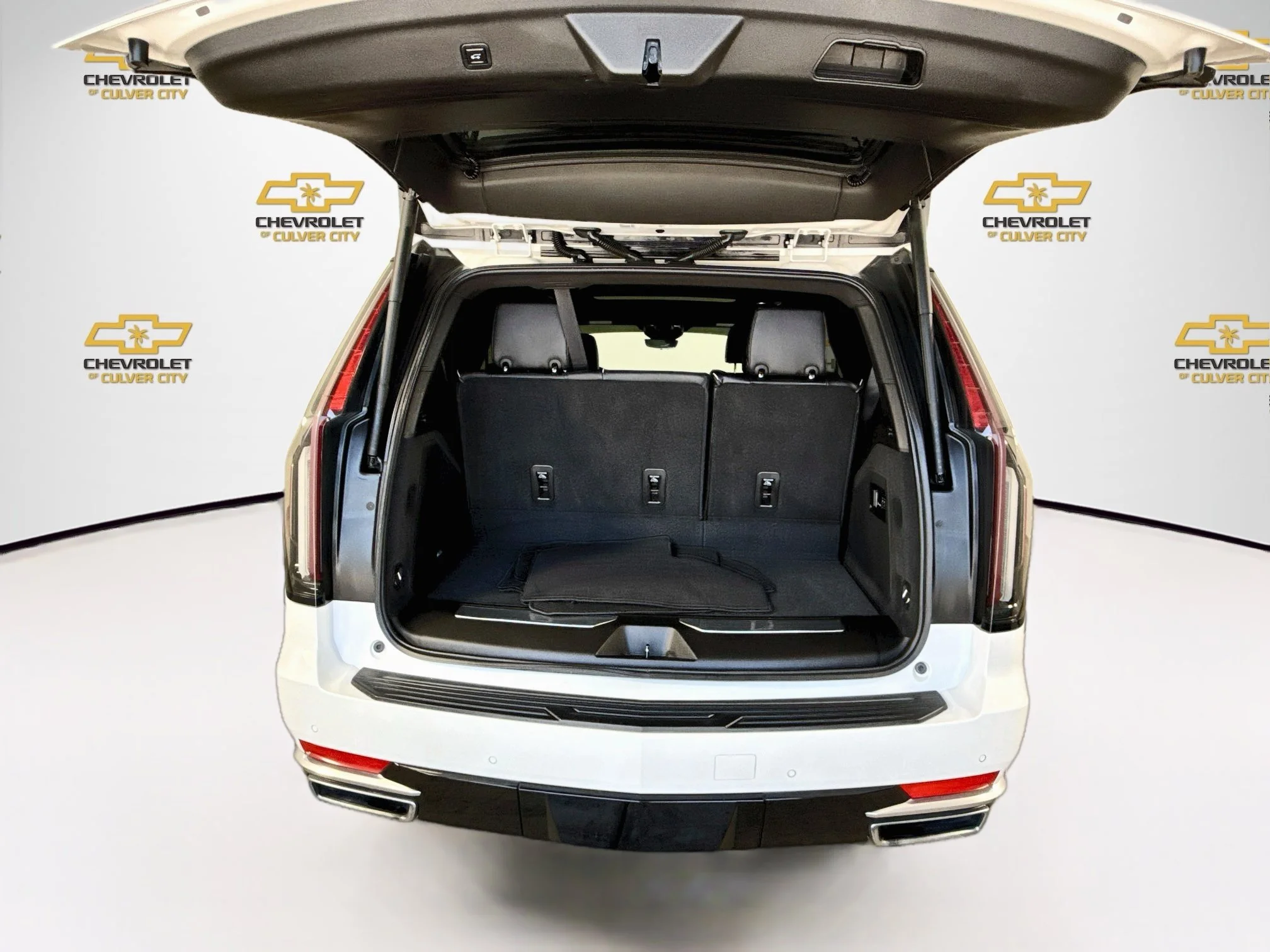 Used 2021 CRYSTAL WHITE TRICOAT Cadillac Premium Luxury image 30