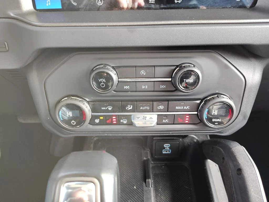 Used 2025 Oxford White Ford Badlands image 19