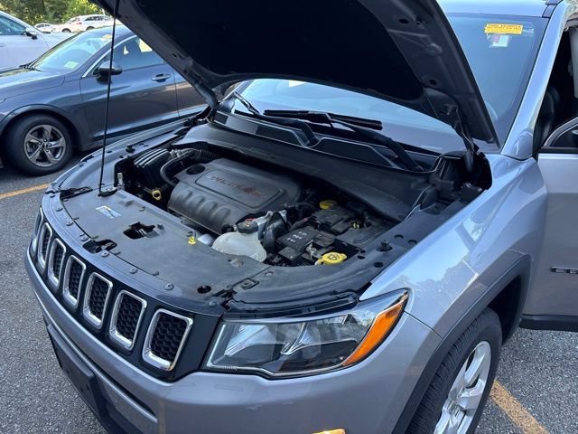 Used 2018 Billet Silver Metallic Clearcoat Jeep Latitude image 17