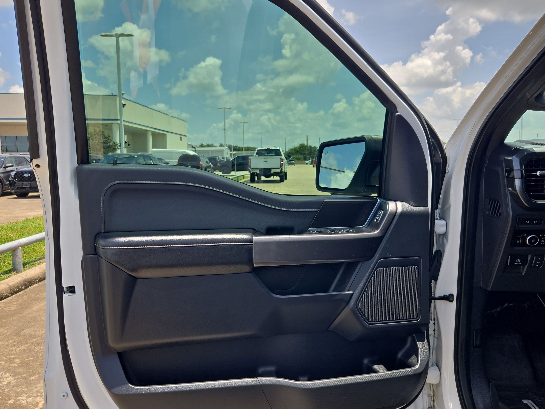 Used 2023 Oxford White Ford XLT image 11