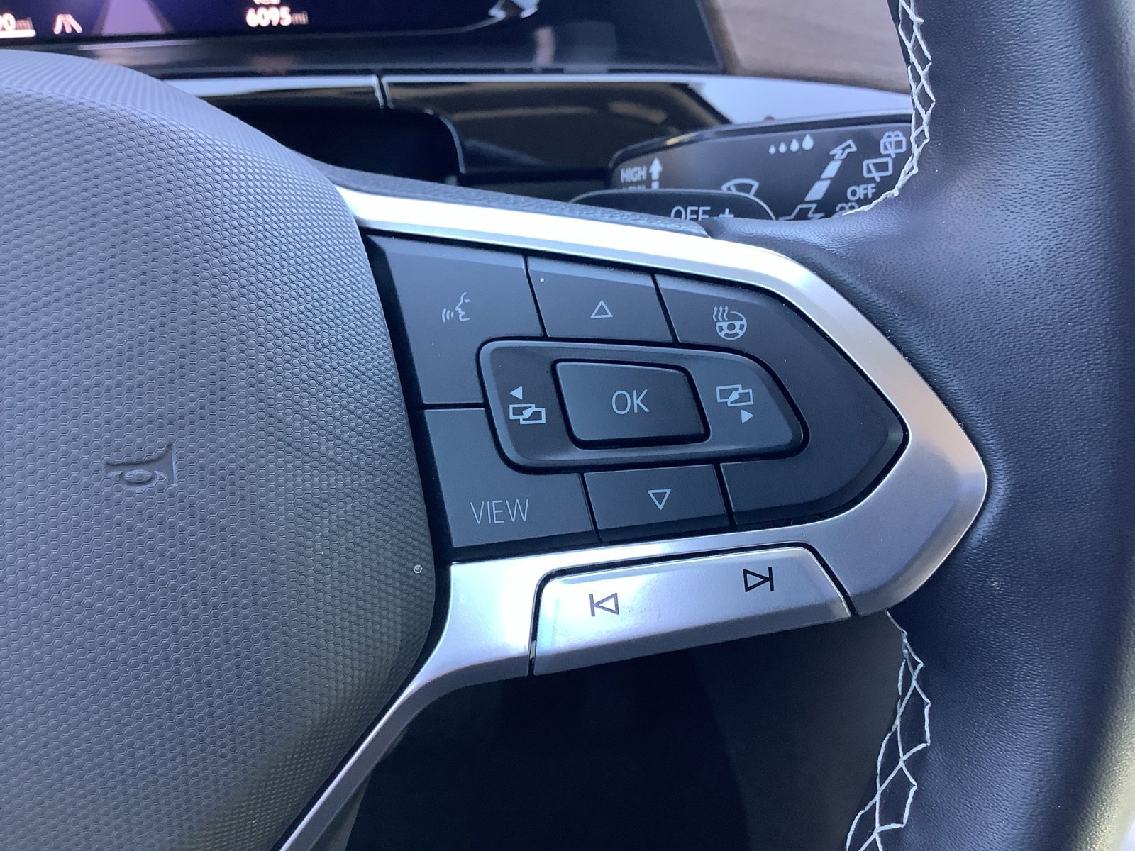 2025 Volkswagen Atlas SE w/Tech - Photo 25