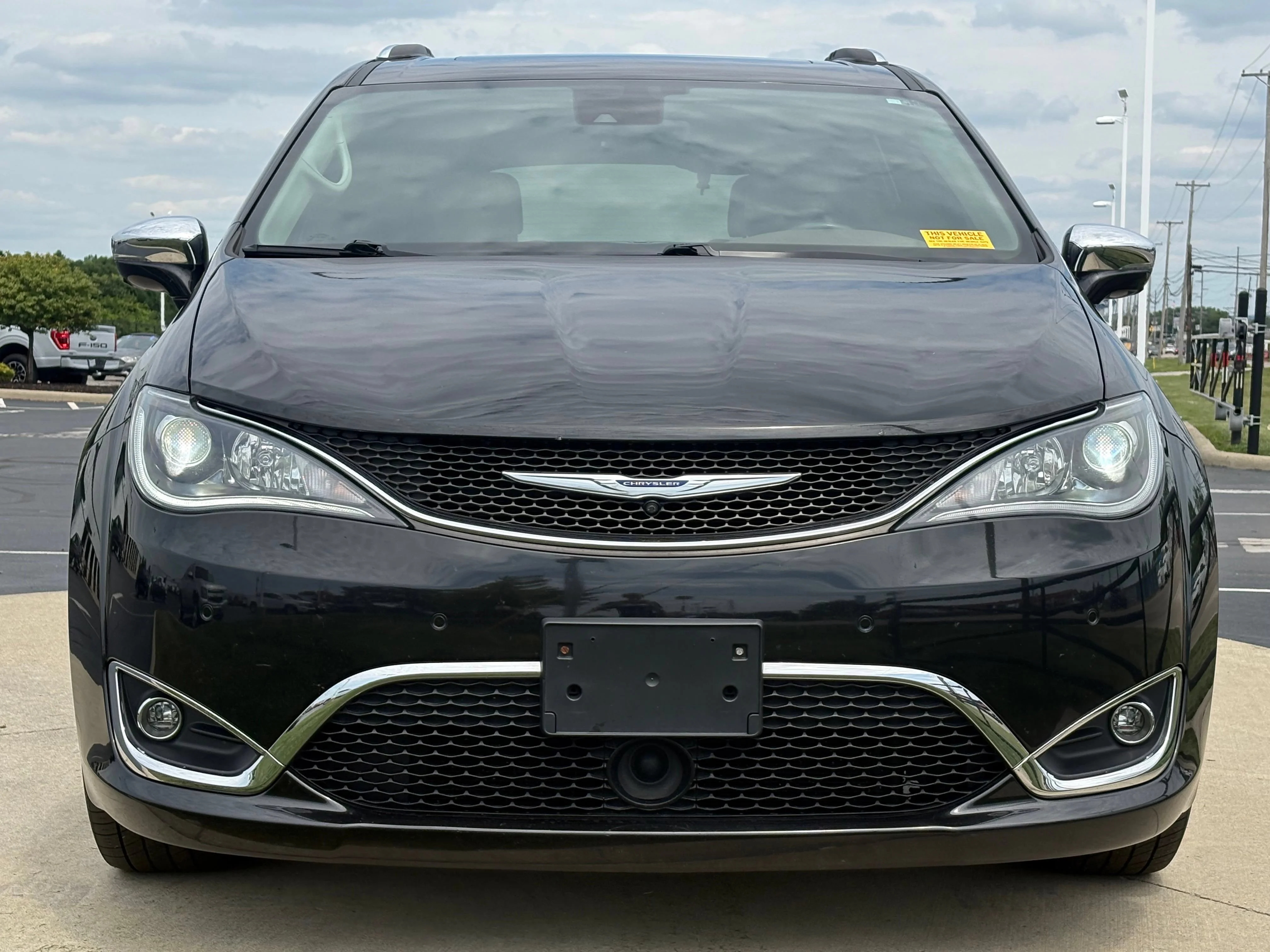 Used 2019 Black Chrysler Limited image 2
