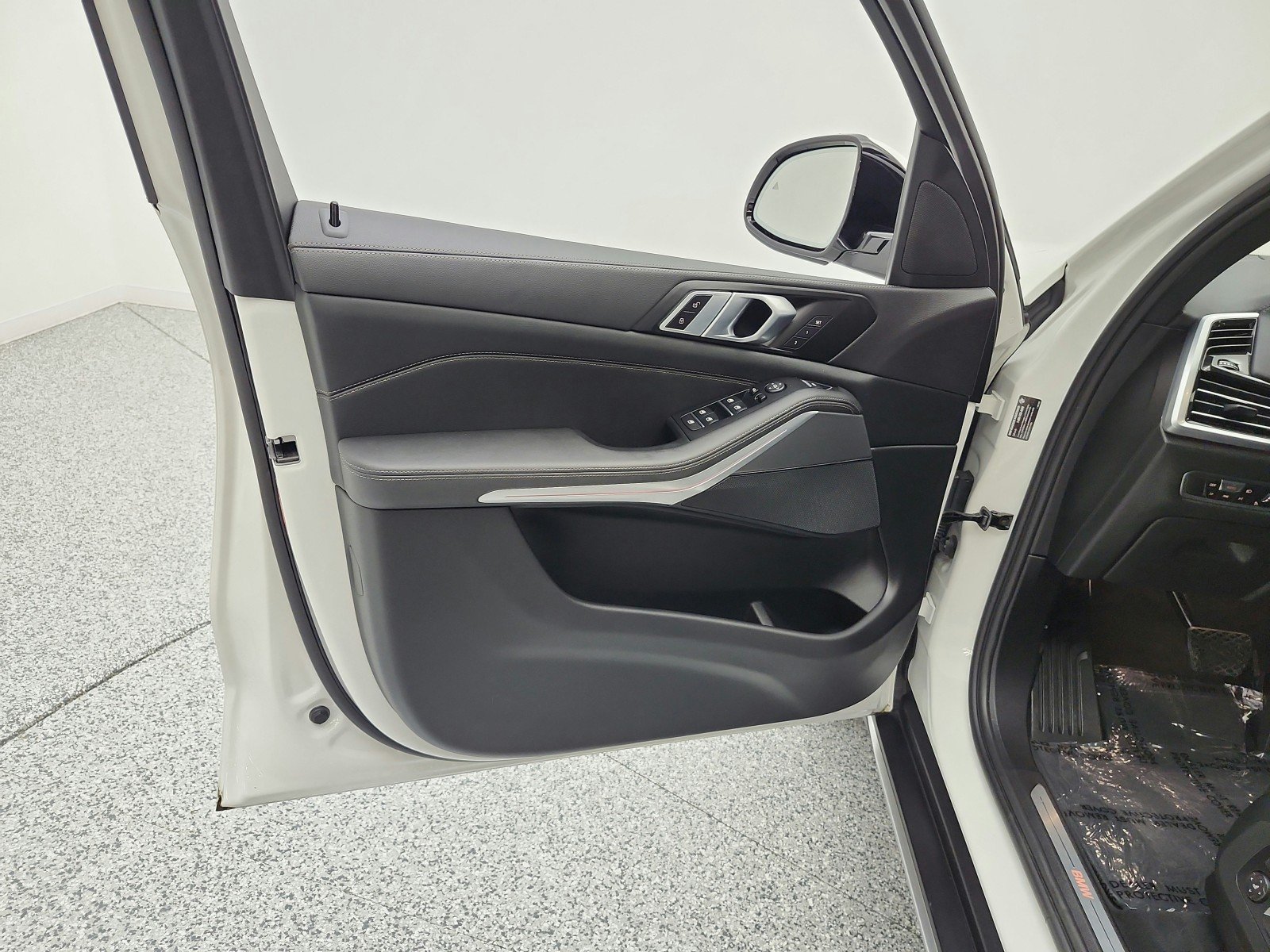 Used 2023 Alpine White BMW sDrive40i Sports Activity Vehicle image 15