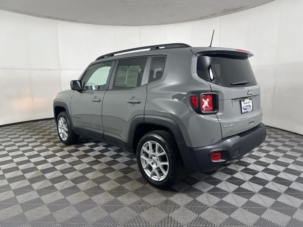 Used 2022 Sting-Gray Clearcoat Jeep Latitude image 18