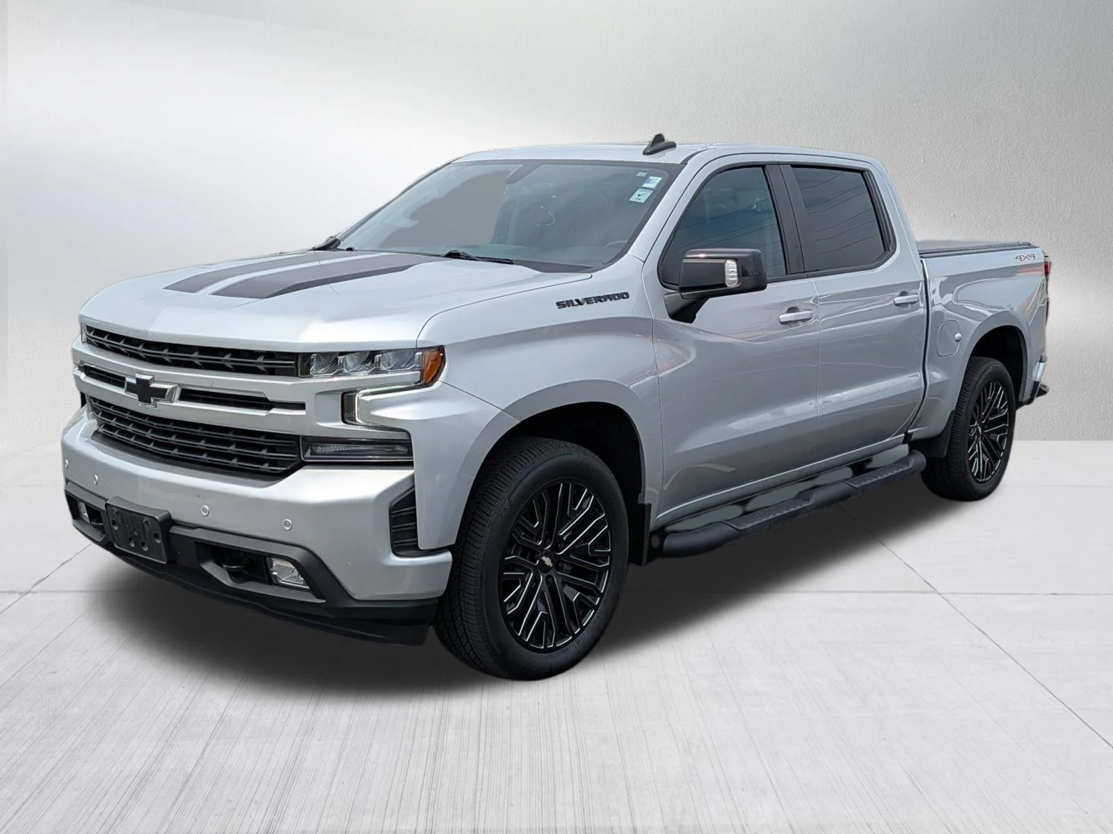 Used 2022 Silver Ice Metallic Chevrolet RST image 3