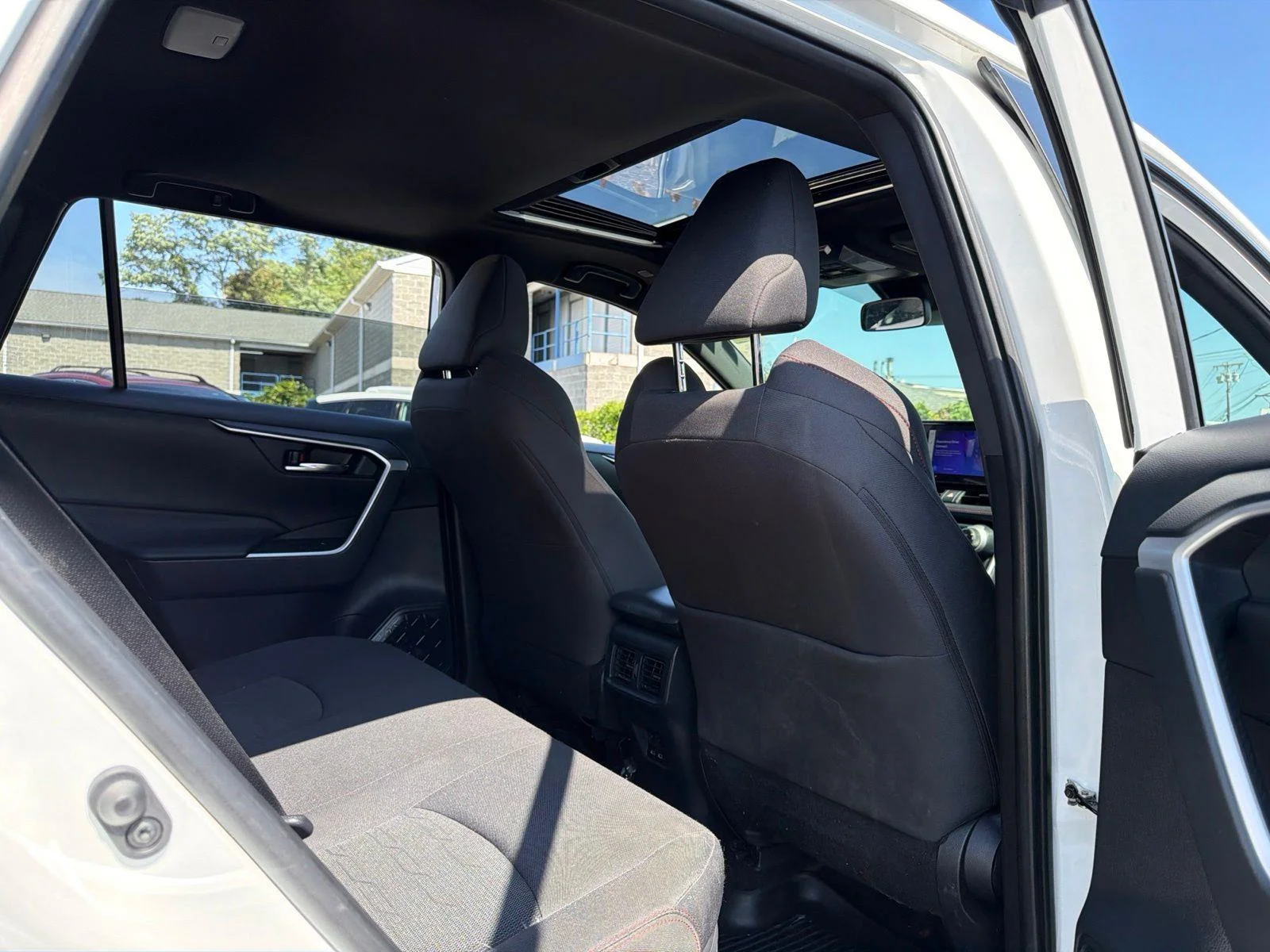 2023 Toyota RAV4 SE - Photo 17