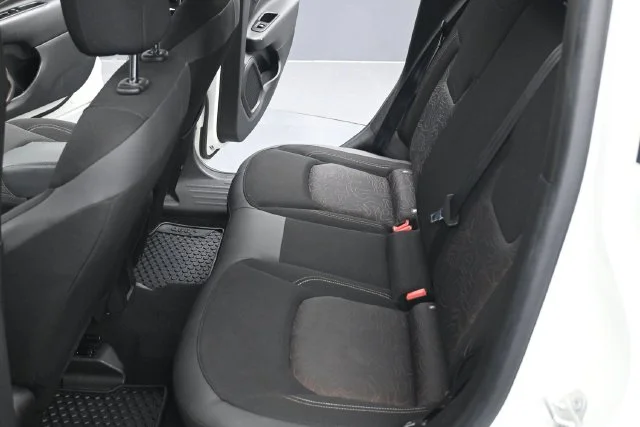 Certified Used 2023 Alpine White Clearcoat Jeep Latitude image 5