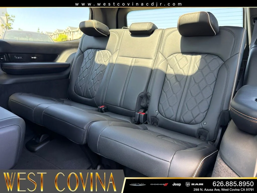 New 2026 Baltic-Gray Metallic Clear-Coat Exterior Paint Jeep Summit Reserve image 32
