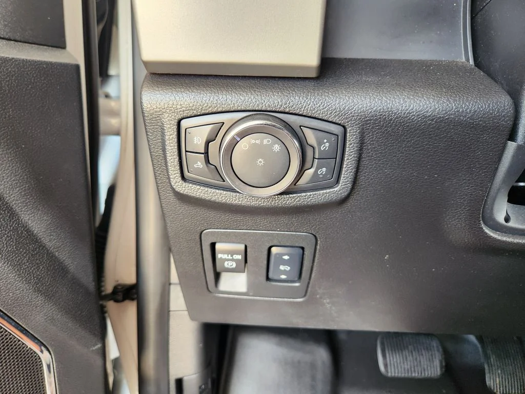 Used 2018 White Platinum Metallic Tri-Coat Ford LARIAT image 23