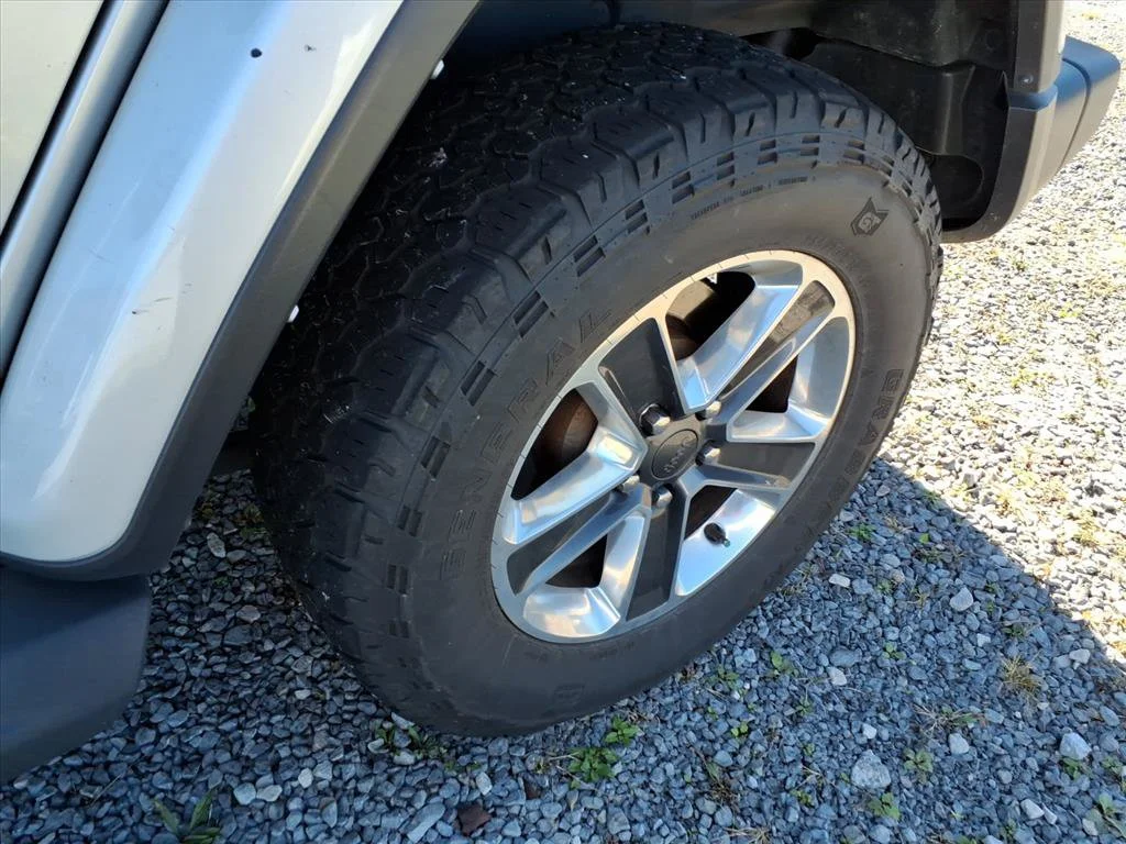 Used 2023 Silver Jeep Sahara image 4