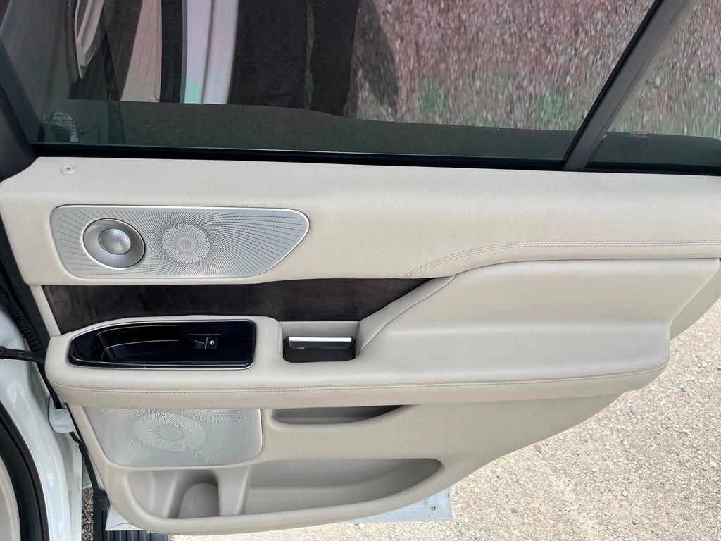 Used 2020 White Lincoln Reserve image 35