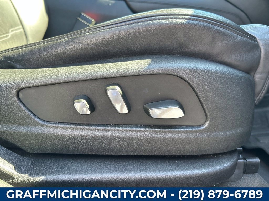 Used 2017 CRYSTAL WHITE TRICOAT Cadillac Platinum AWD image 28