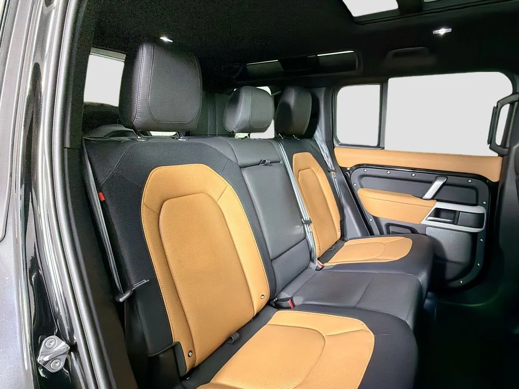 Used 2024 Black Land Rover X-Dynamic SE image 29