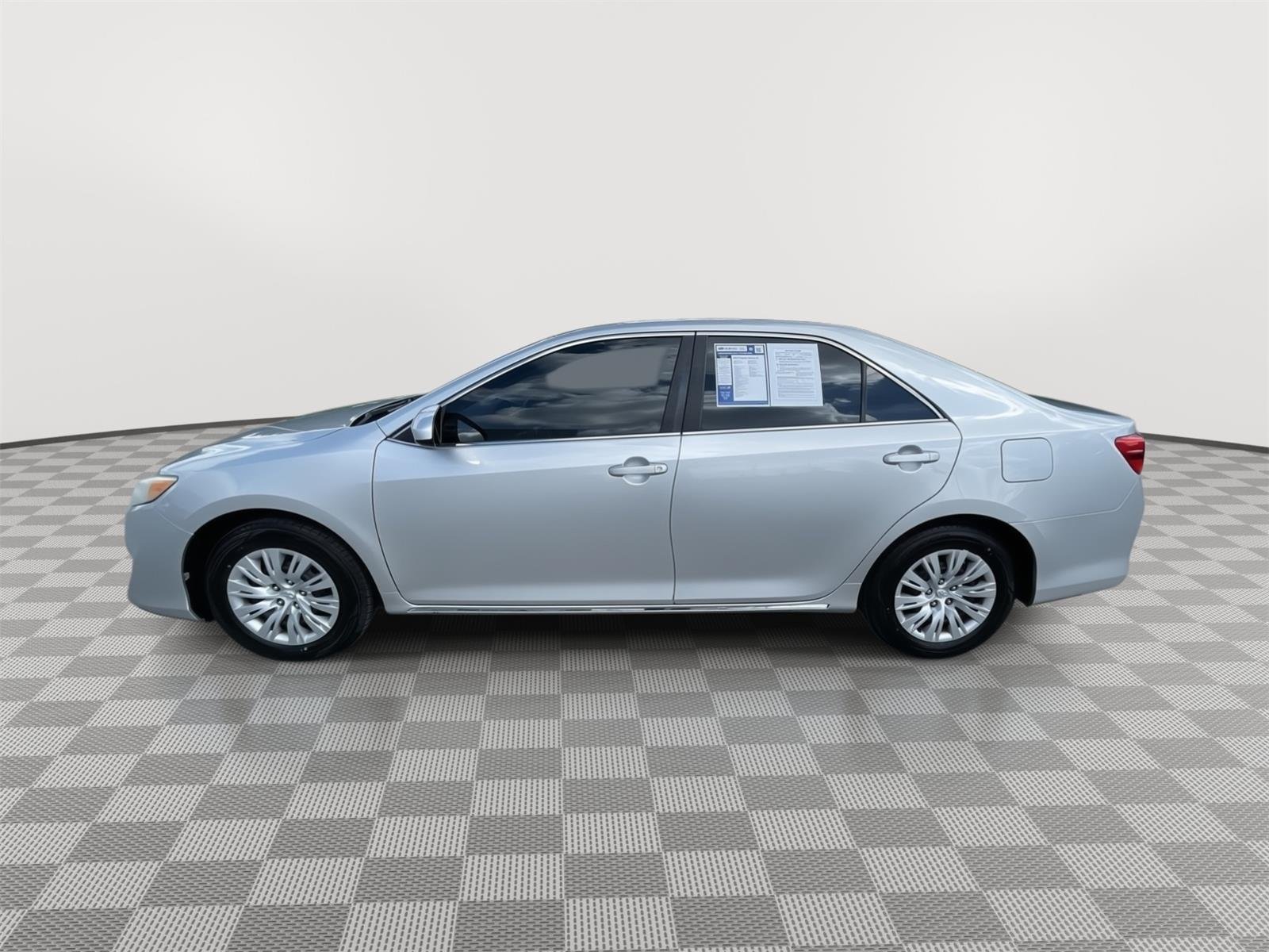 Used 2014 Classic Silver Metallic Toyota LE image 11