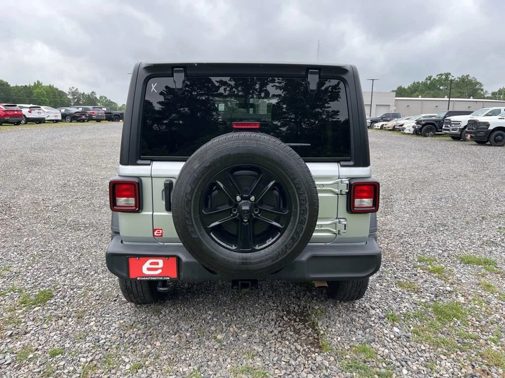Used 2023 Silver Jeep Altitude image 7