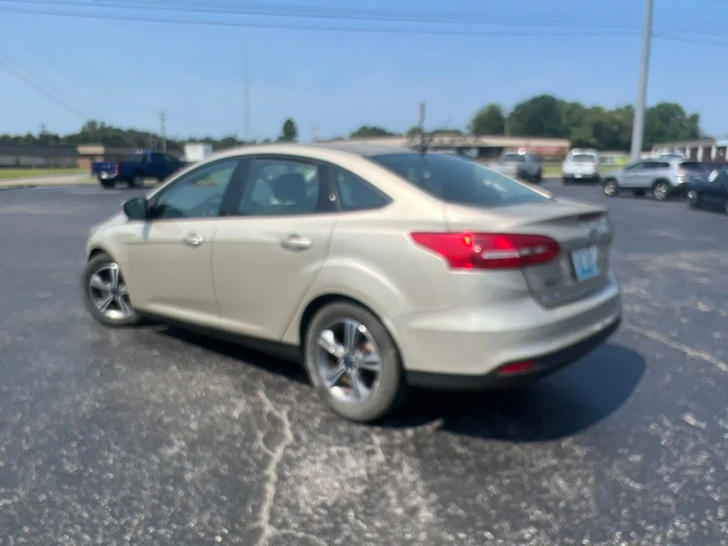 Used 2017 White Gold Metallic Ford SE image 4