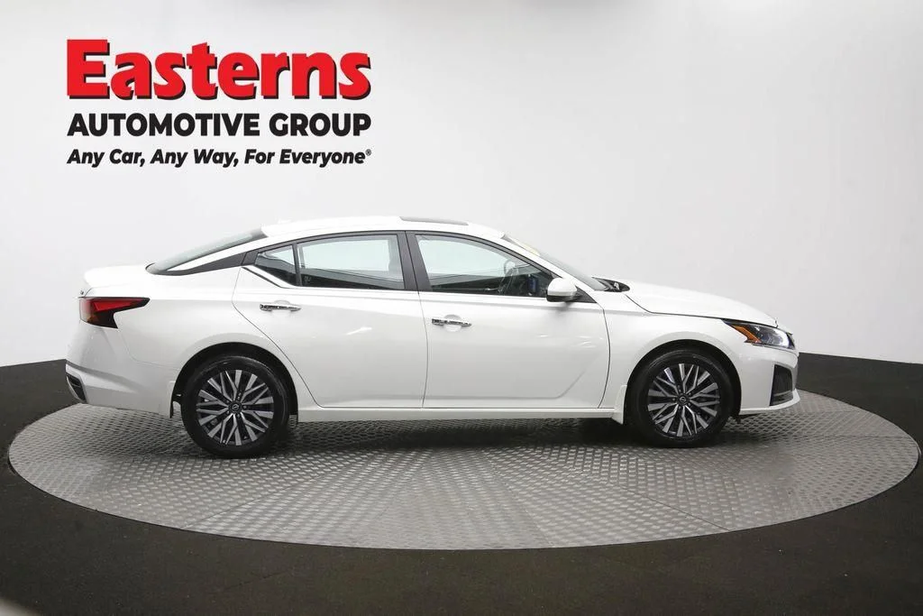 Used 2023 White Nissan 2.5 SV image 47