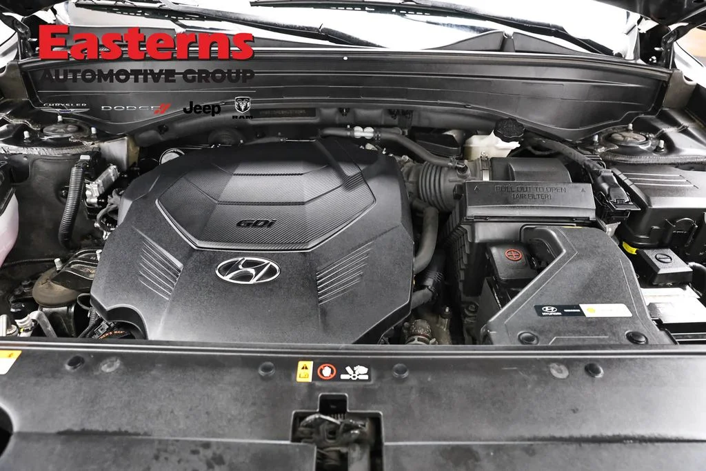 Used 2022 Black Hyundai SE image 9