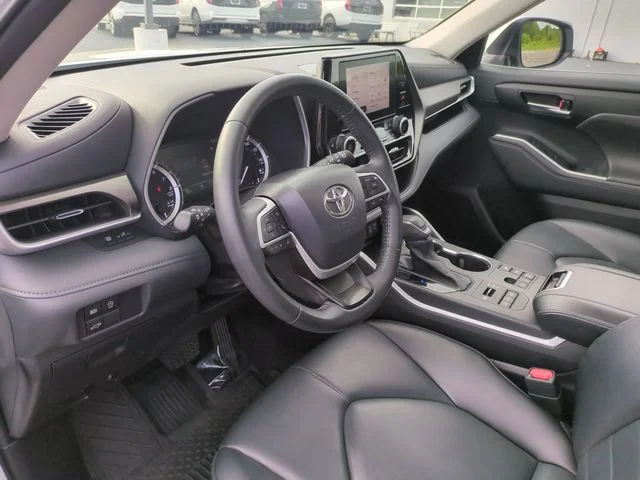 Used 2023 Beige Toyota XLE image 15