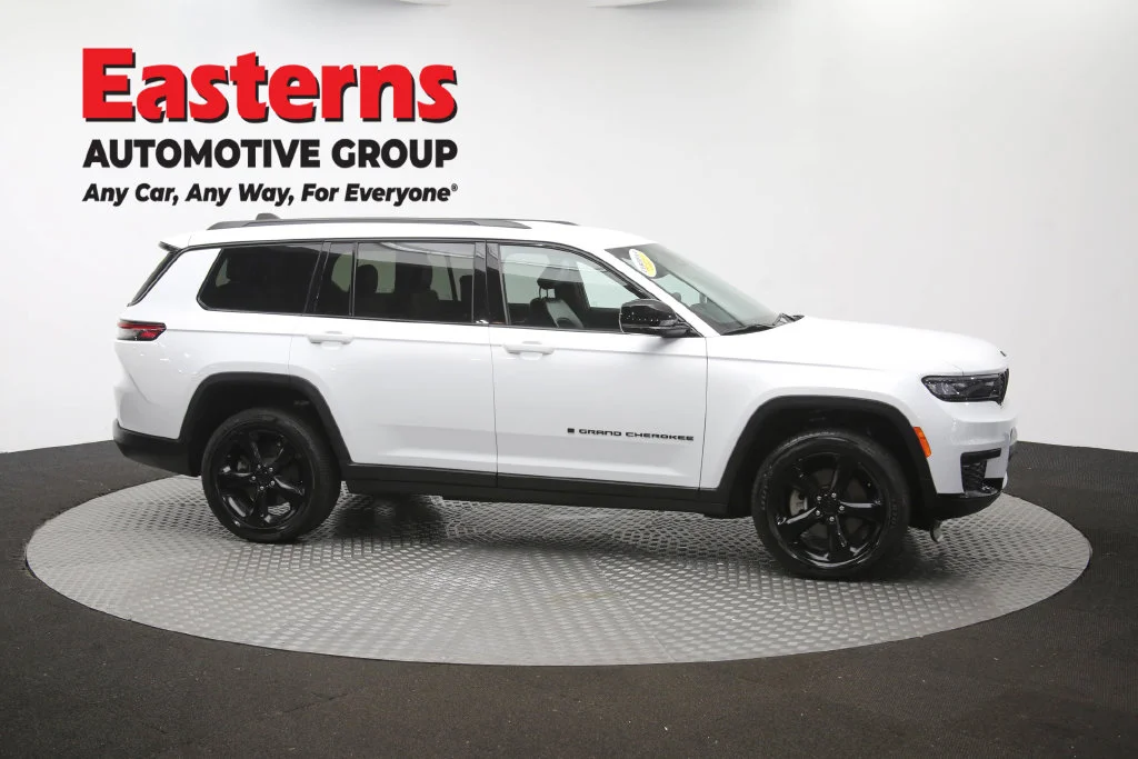 Used 2023 White Jeep Altitude image 48