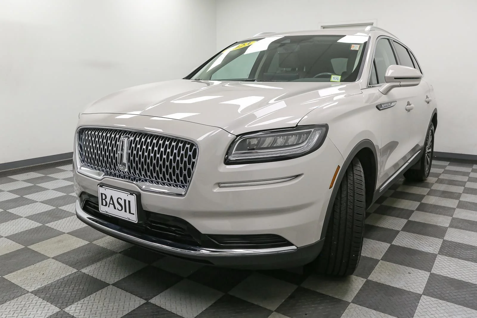 Used 2023 Ceramic Pearl Metallic Tinted Clearcoat Lincoln Standard image 4