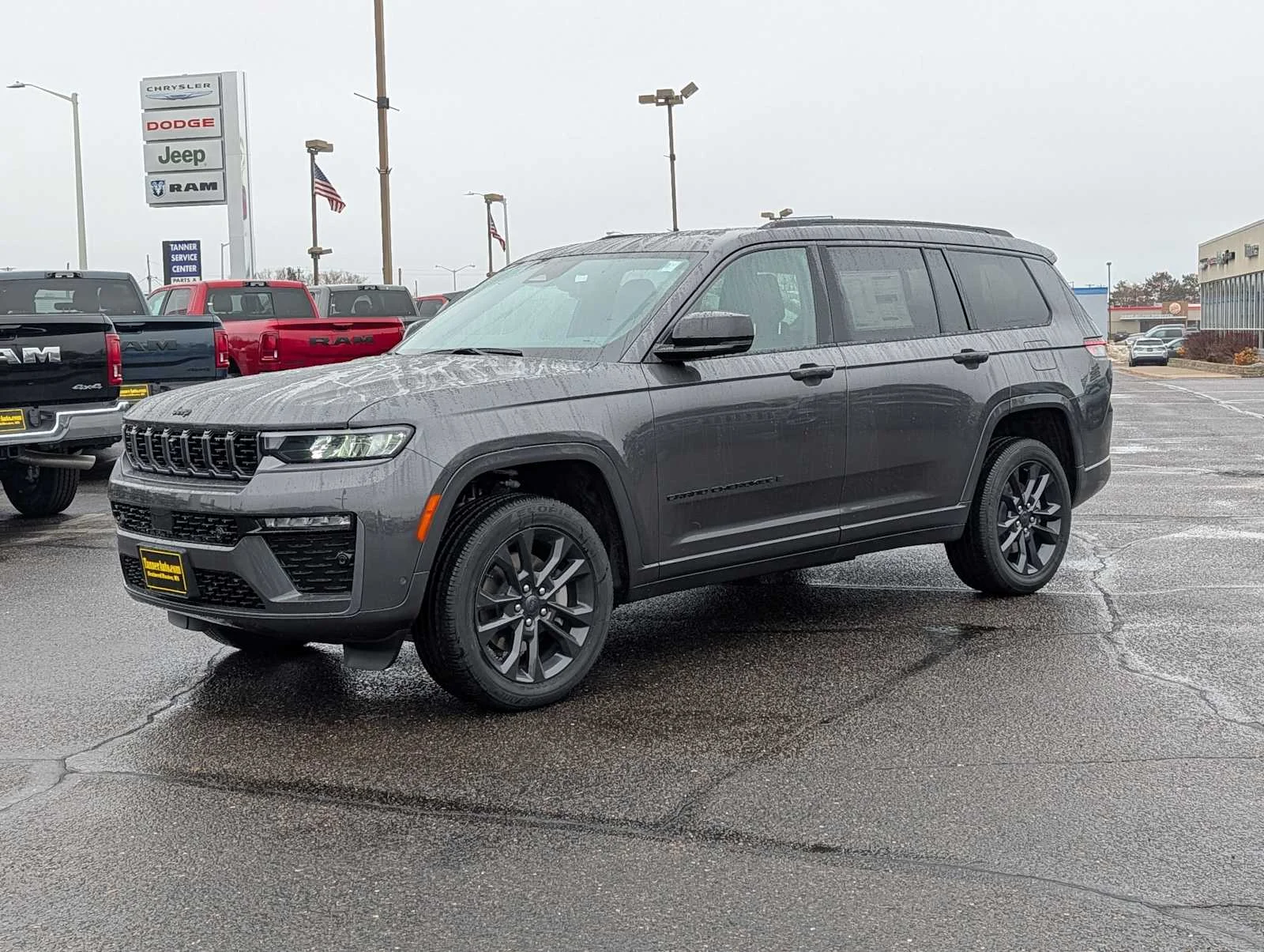New 2026 Baltic Gray Metallic Clear-Coat Exterior Paint Jeep Limited Reserve image 3