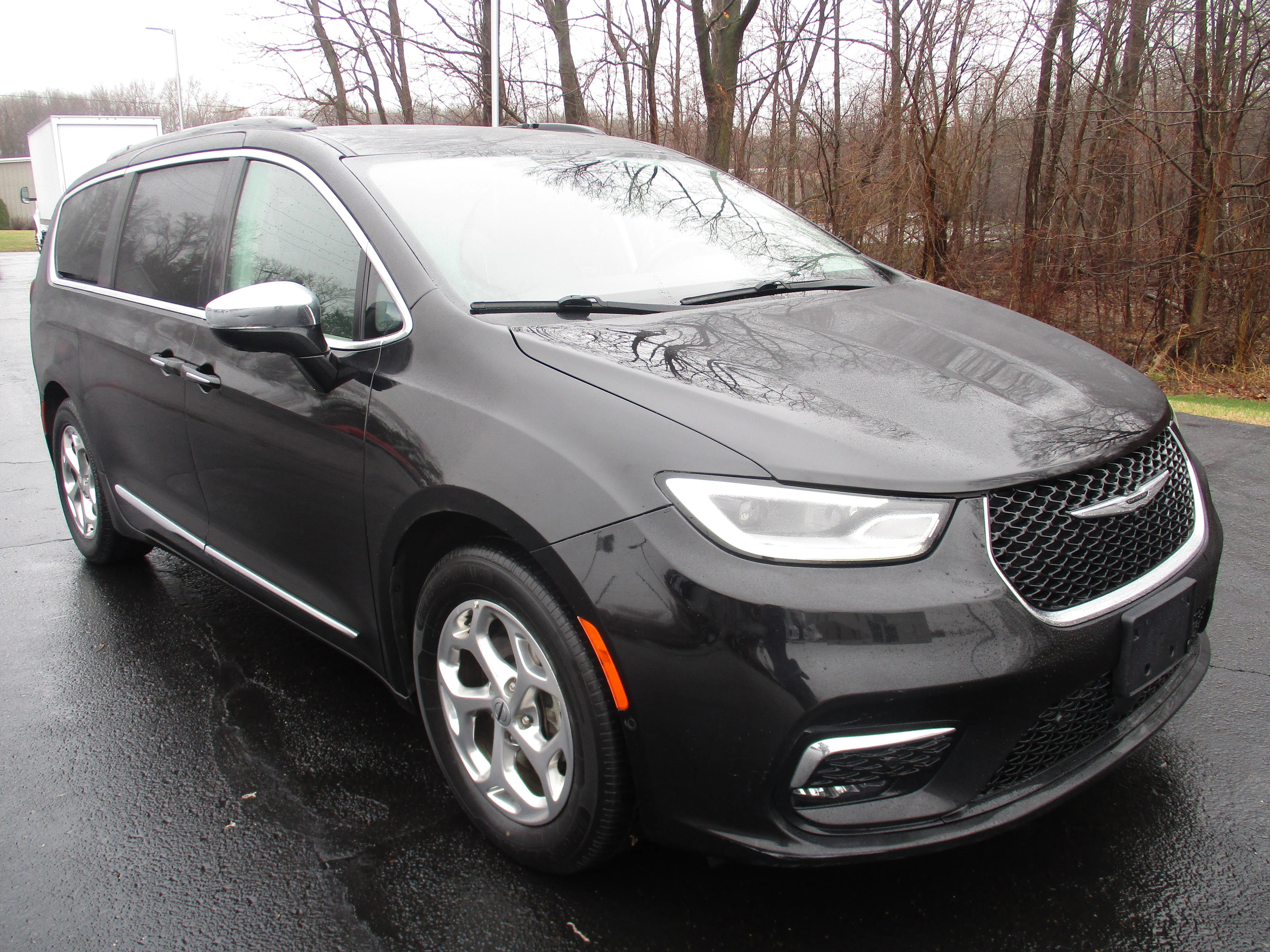 Used 2022 Brilliant Black Crystal Pearlcoat Chrysler Limited image 3