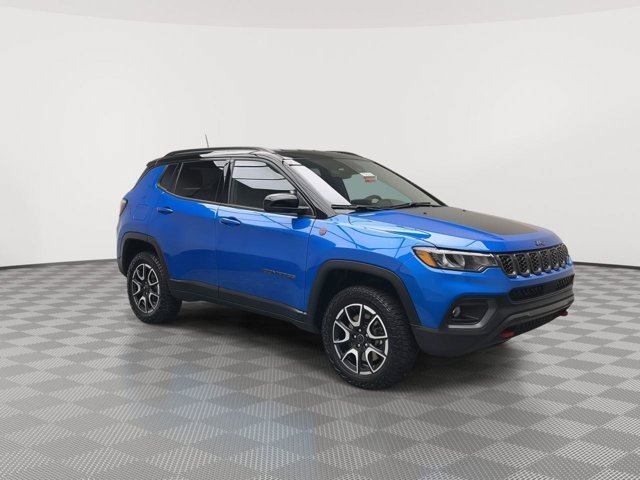 Used 2025 Hydro Blue Pearlcoat Jeep Trailhawk image 28