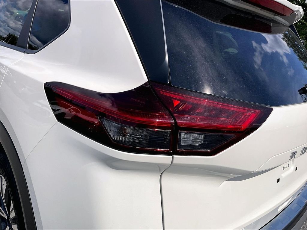 Used 2023 Pearl White Tricoat/Super Black Nissan SV image 31