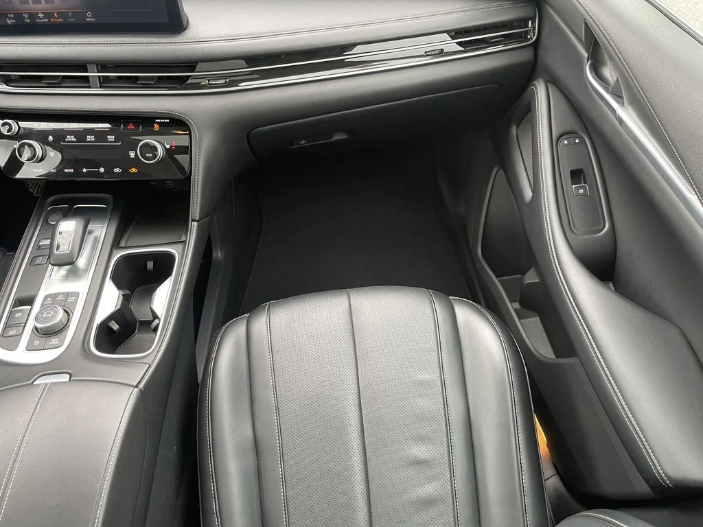 Used 2025 Majestic White INFINITI LUXE image 12