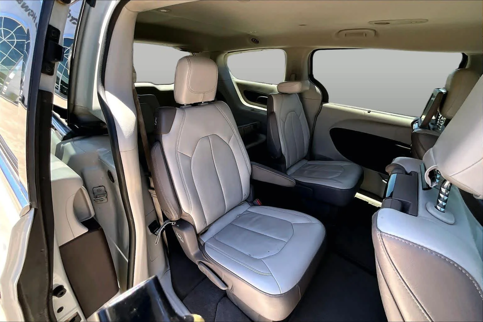 Used 2017 Tusk White Chrysler Touring-L Plus image 20