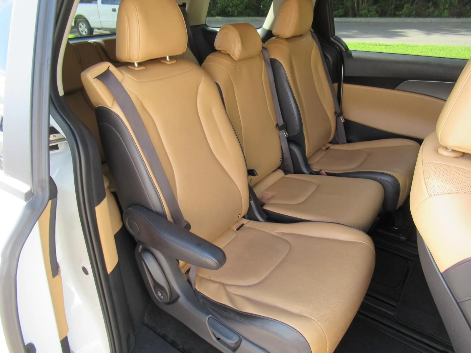 Used 2024 White Kia LX image 31