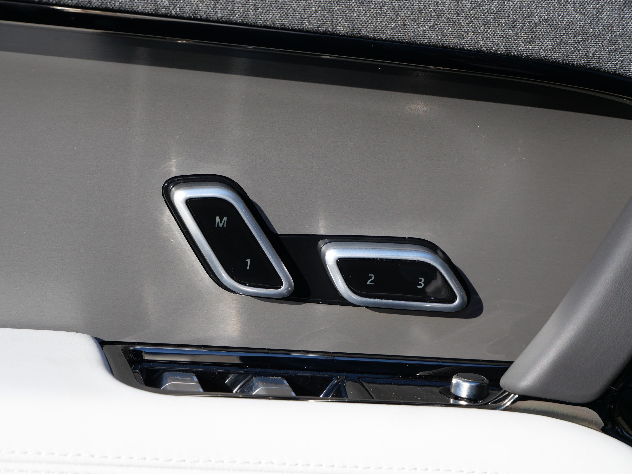 New 2027 Santorini Black Land Rover SE image 5