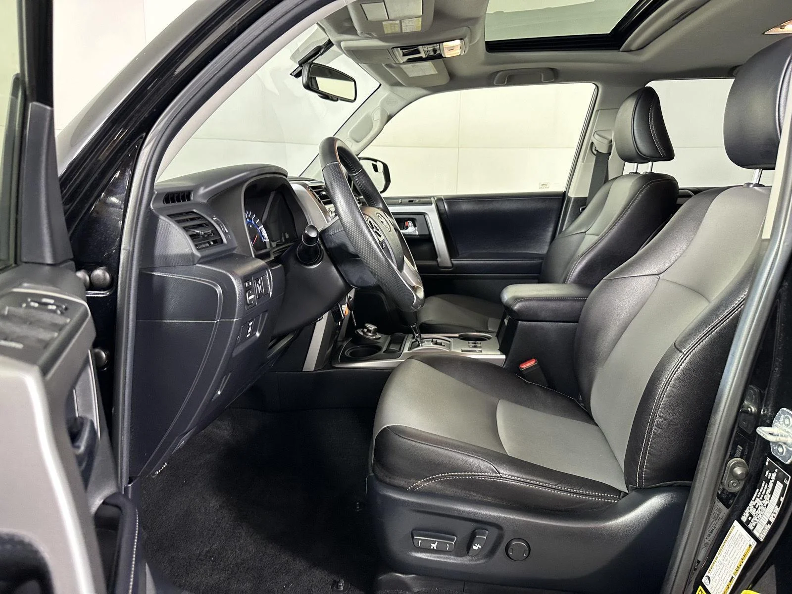 Used 2018 Midnight Black Metallic Toyota SR5 Premium image 21