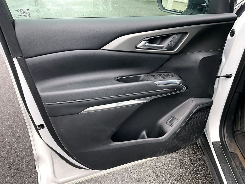 Used 2024 Summit White Chevrolet  image 9