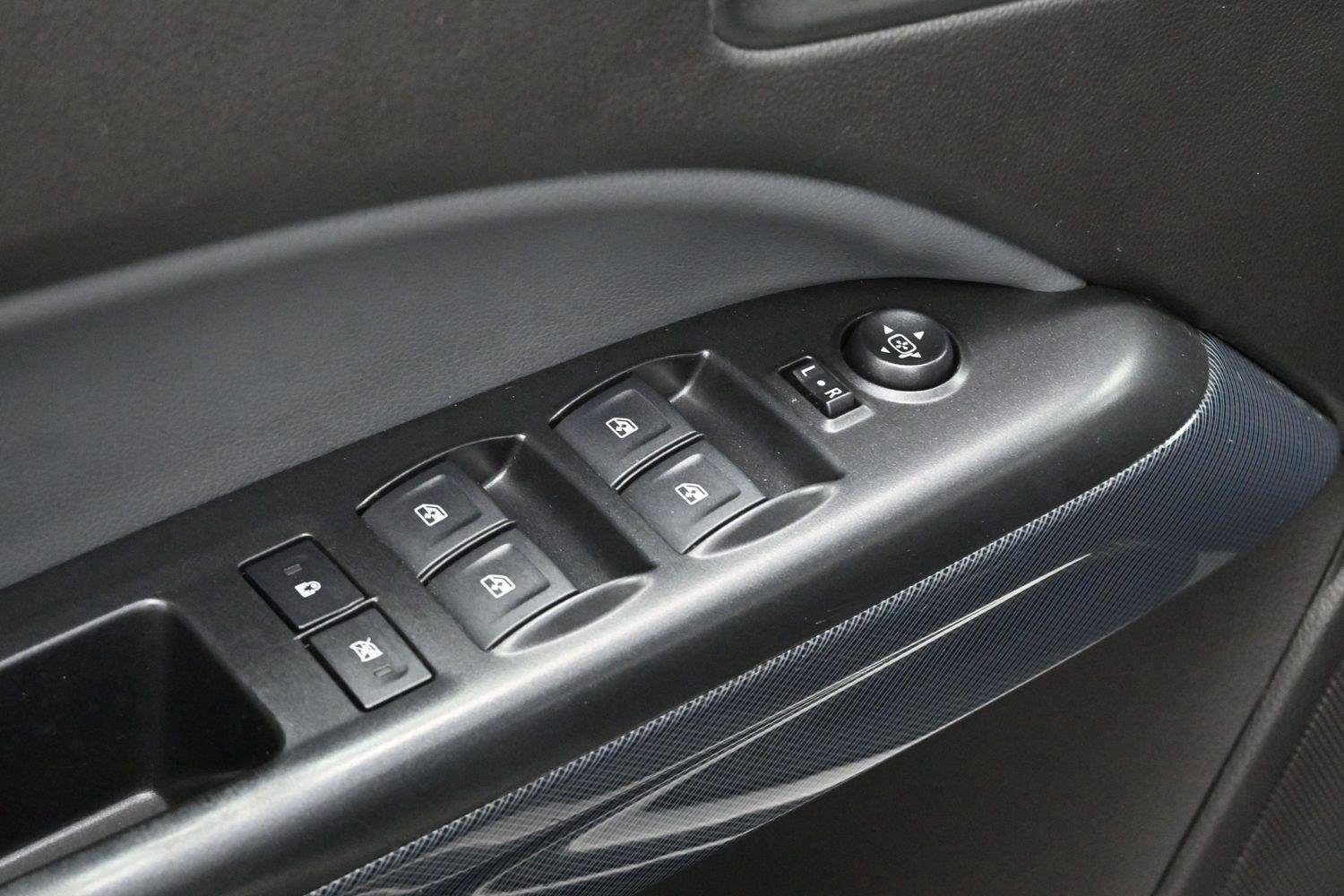 Used 2018 SILVER ICE METALLIC Chevrolet 4WD Z71 image 13