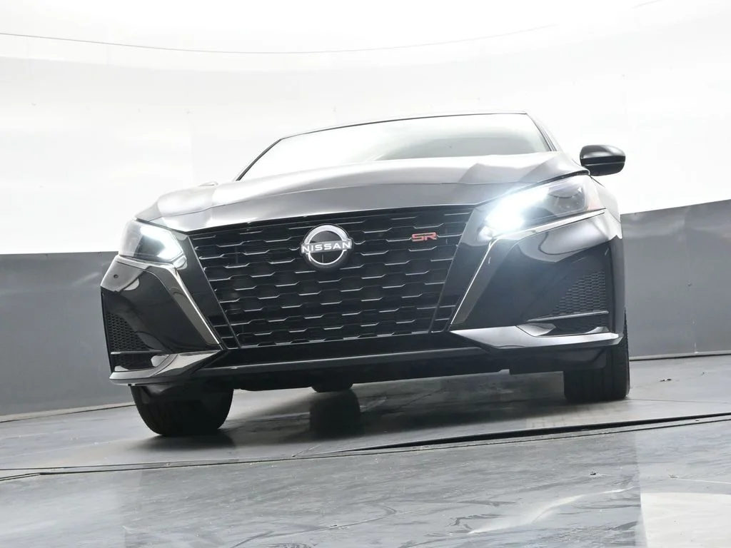 Used 2025 Black Nissan 2.5 SR image 51