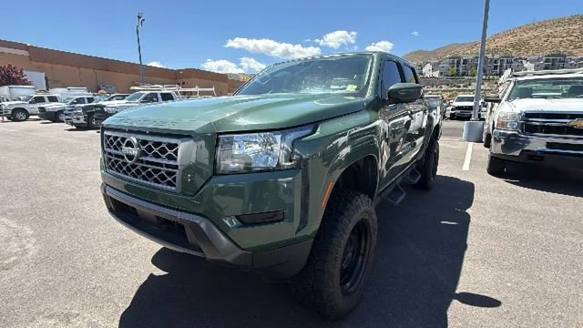 2022 Nissan Frontier SV Crew Cab 4X4 SWB's photo