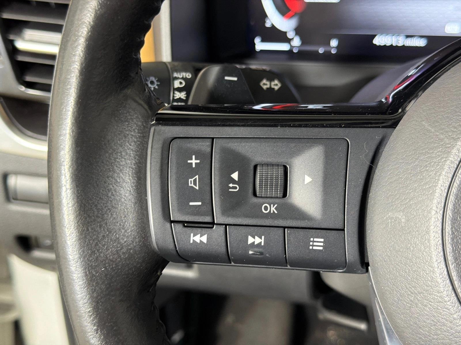 Used 2021 Pearl White Tricoat Nissan Platinum image 27