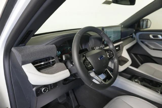 New 2027 Star White Metallic Tri-Coat Ford Platinum™ image 24