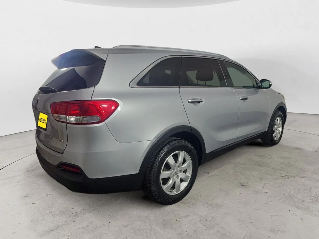 Used 2016 Silver Kia LX image 5