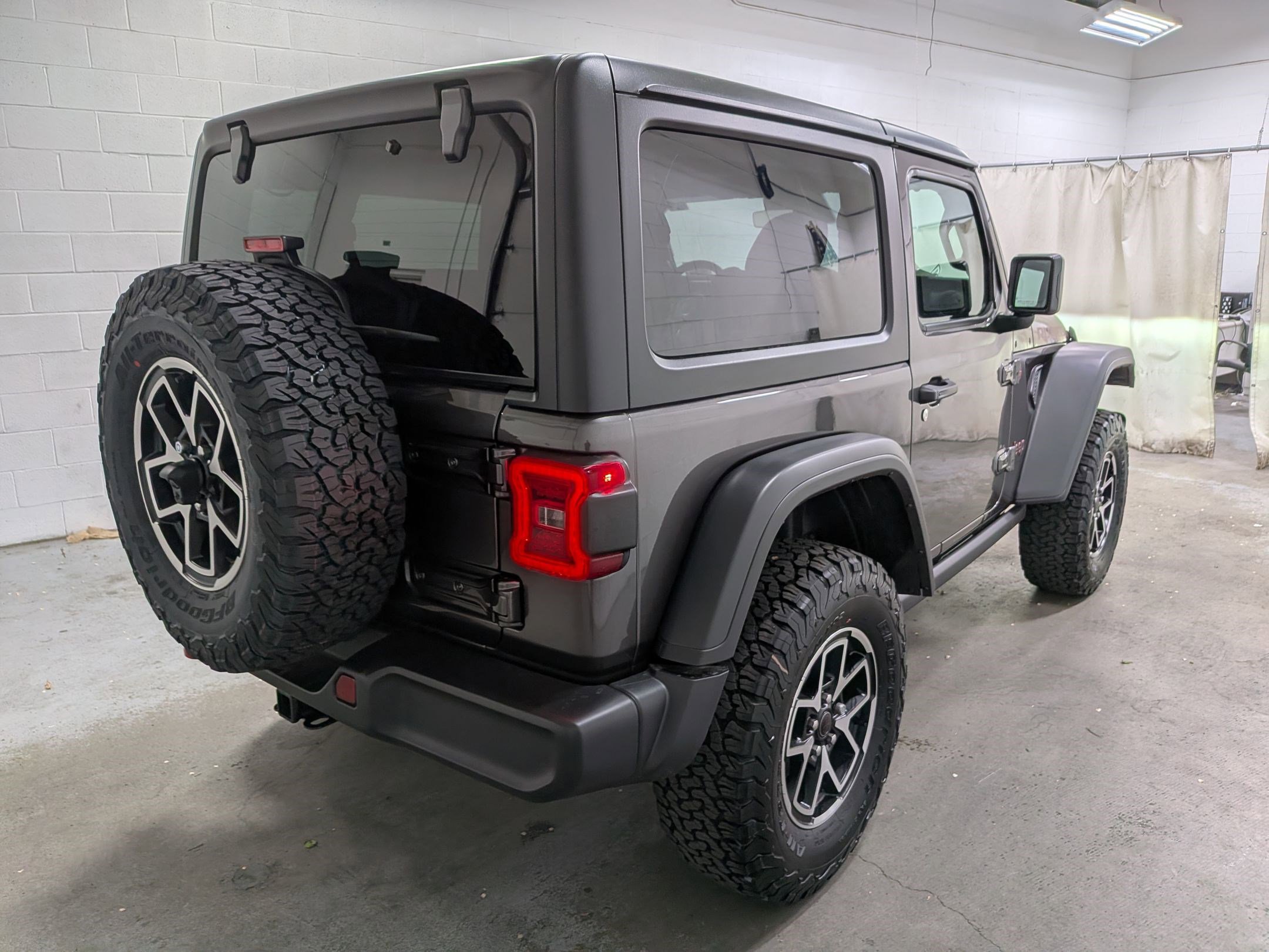 New 2026 Granite Crystal Metallic Clear-Coat Exterior Paint Jeep Rubicon image 4