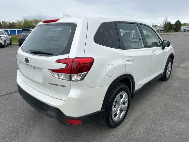 Used 2022 White Subaru Base image 6