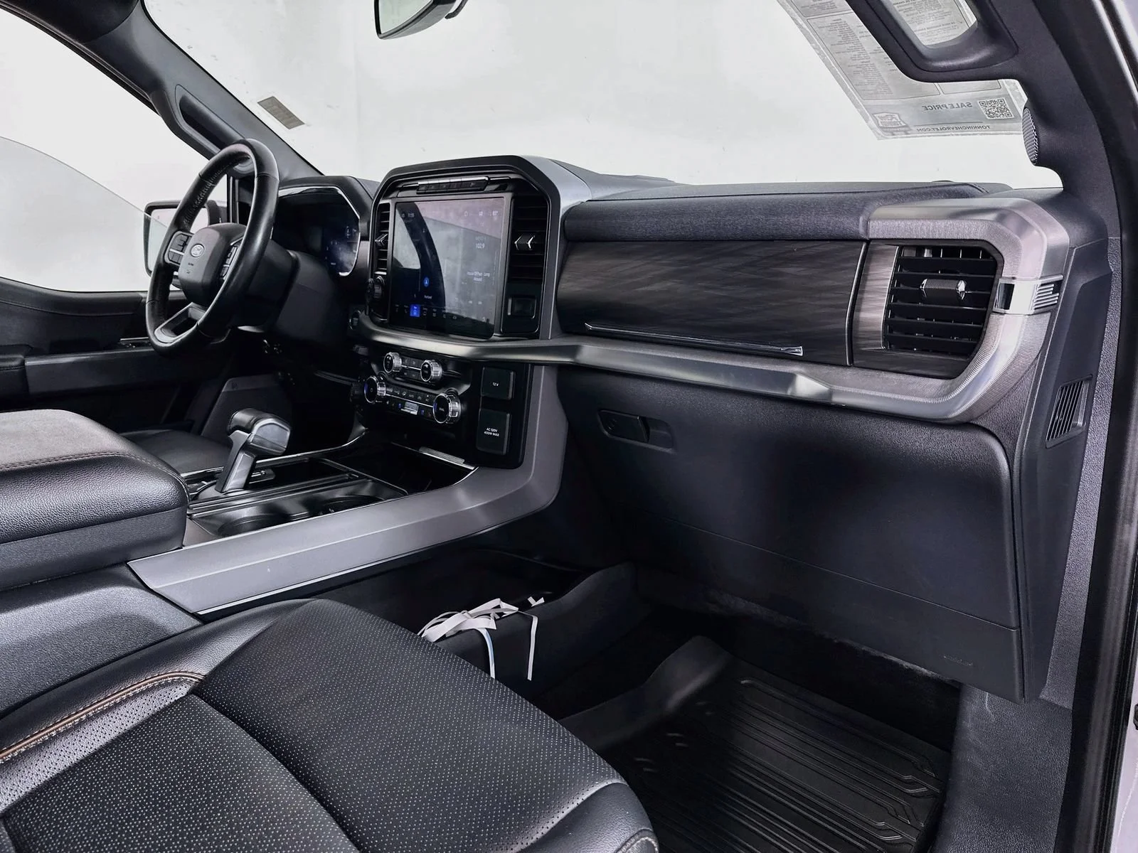 Used 2024 White Ford LARIAT image 31
