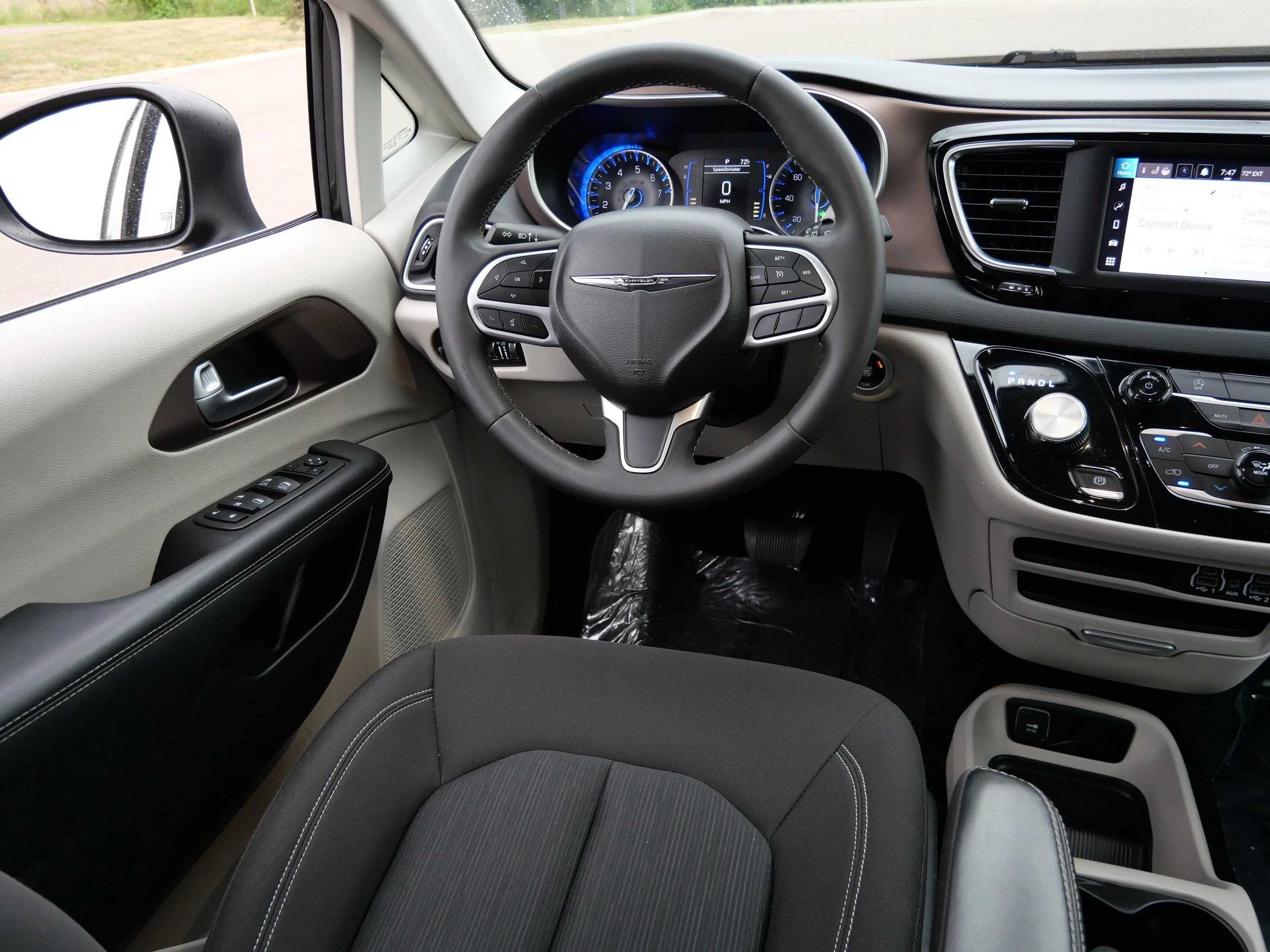 Used 2024 Brilliant Black Crystal Pearlcoat Chrysler LX image 9