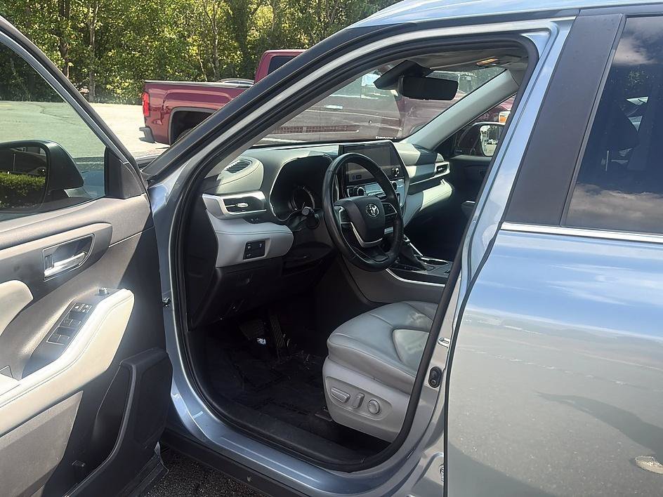 Used 2023 Moon Dust Toyota XLE image 41
