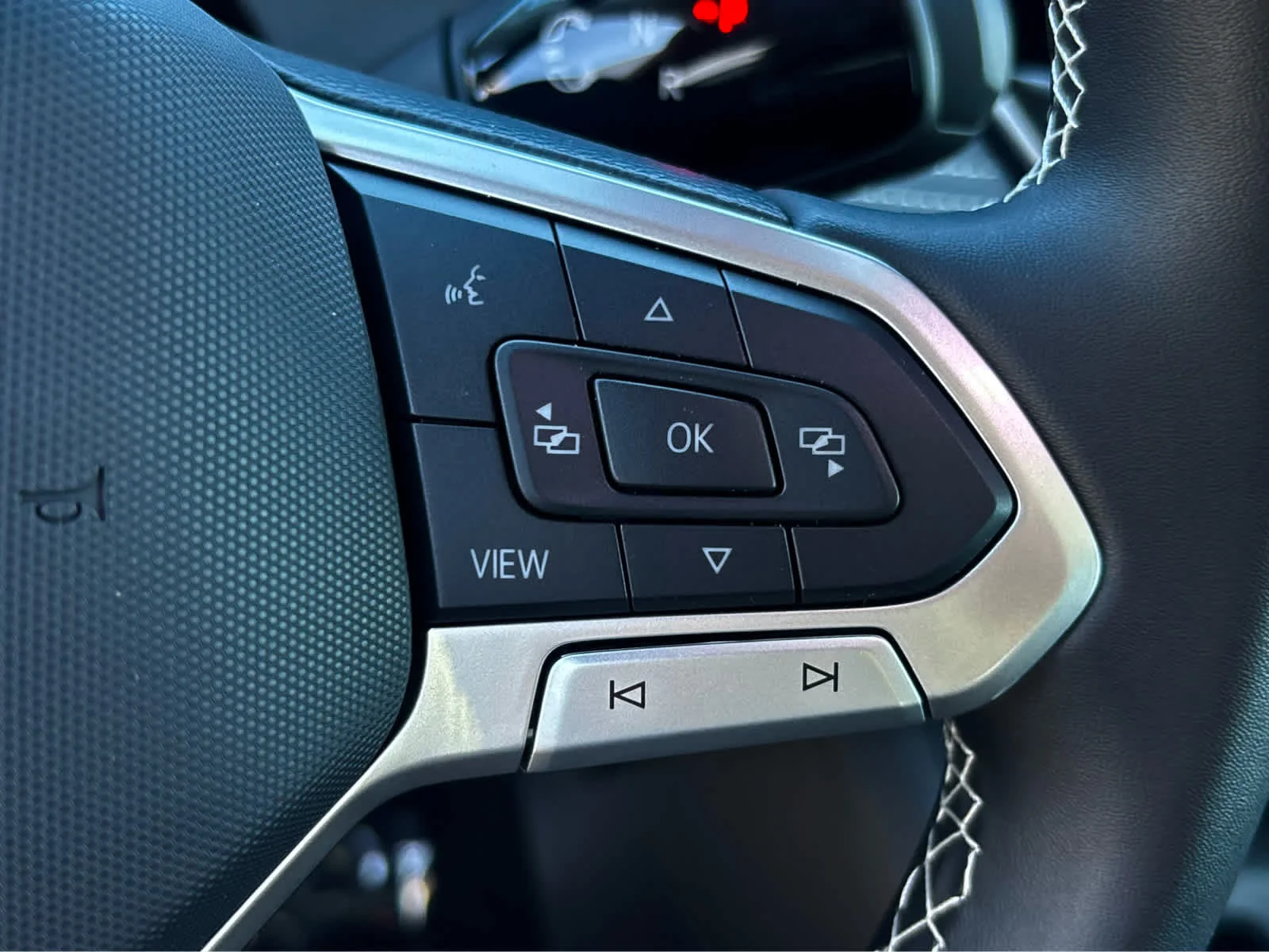 New 2026 DEEP BLACK Volkswagen SE image 14